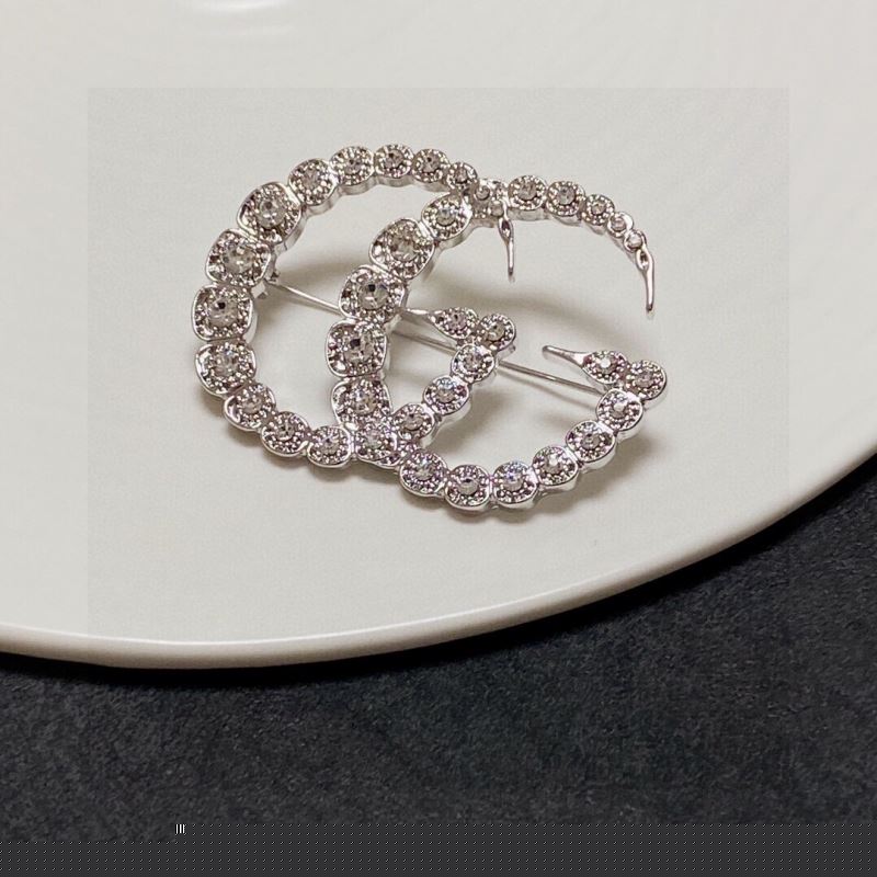 G*u*i brooches